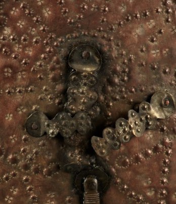 utilizzato nel culto della dea fluviale oshun, che conferisce il dono dei bambini. Il culto si è diffuso praticamente nell'intero Yorubaland, ma è centrato sulla città di Oshogbo. (2)