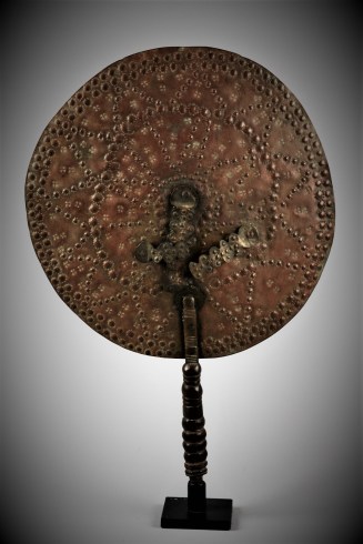 Yoruba fan utilizzato nel culto della dea fluviale oshun, che conferisce il dono dei bambini. Il culto si è diffuso praticamente nell'intero Yorubaland, ma è centrato sulla città di Oshogbo. (2)