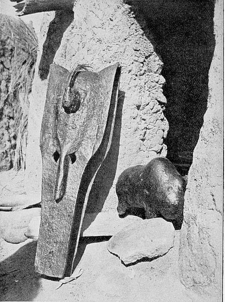 00 Bambara. Maschera Kono e feticcio Boli. 1910