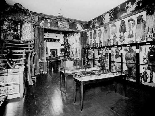 1939 The Wellcome Historical Medical Museum, 54A, Wigmore Street, London. Hall of primitive medicine (3)